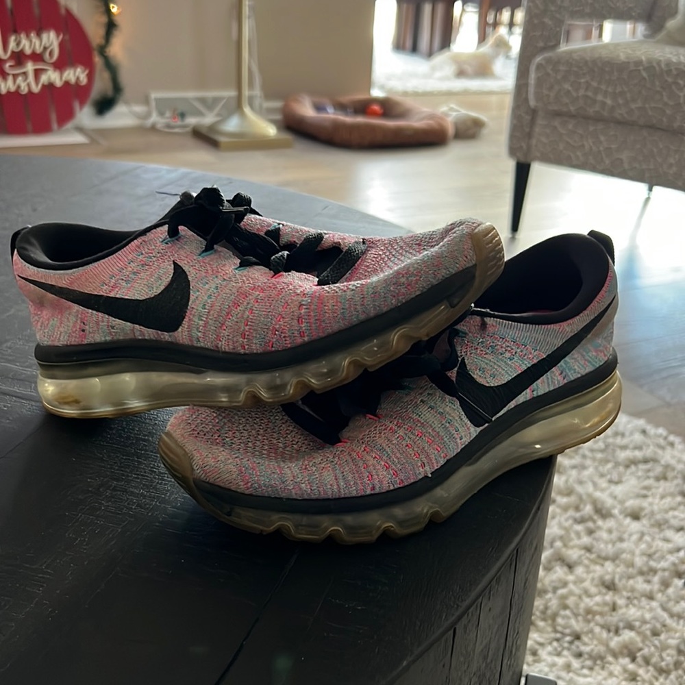 NIKE Women’s Sneaker